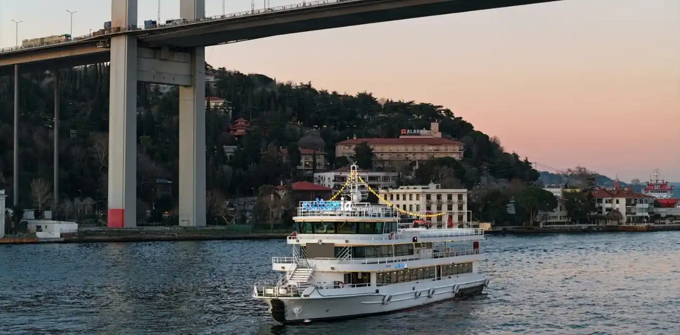 Bosphorus Cruise With Late Lunch