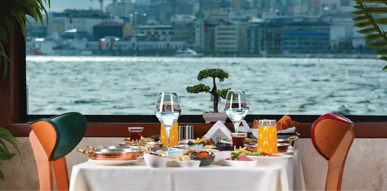 Bosphorus Cruise With Late Lunch